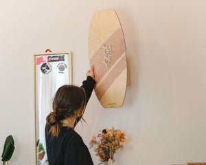 Lena greift zum Balance Board mit magnethalterung von Ride Your Art 
